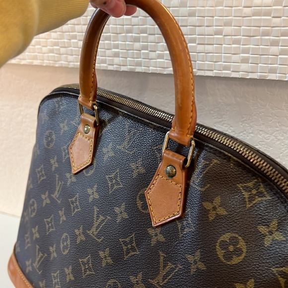 AUTH. Louis Vuitton Alma Monogram Bag!! - Picture 5 of 11